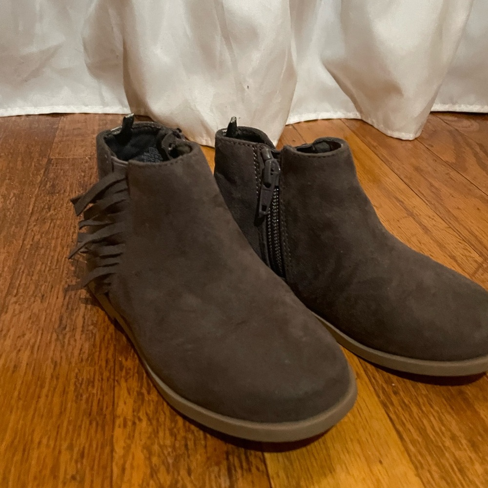 Old Navy girls booties. Size 8.